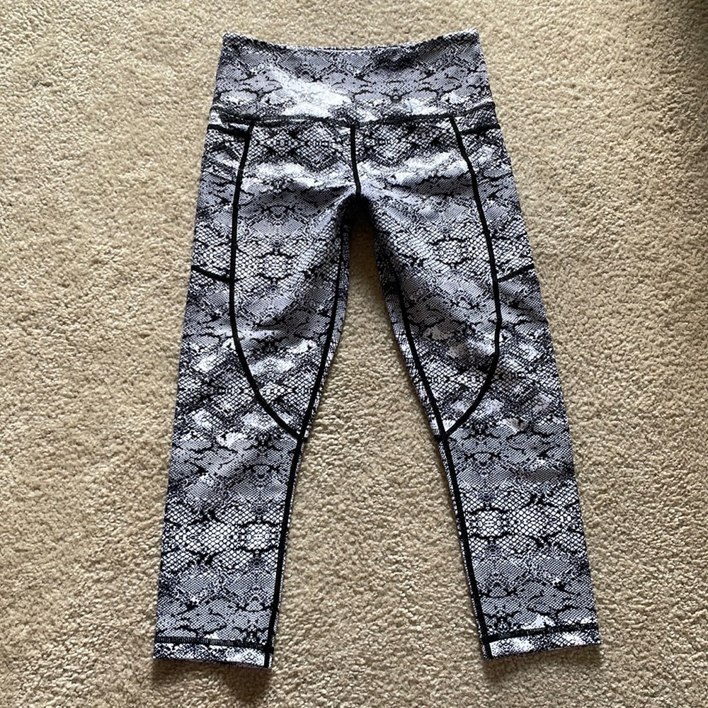 ZYIA Cobra Light N Tight Capri Leggings